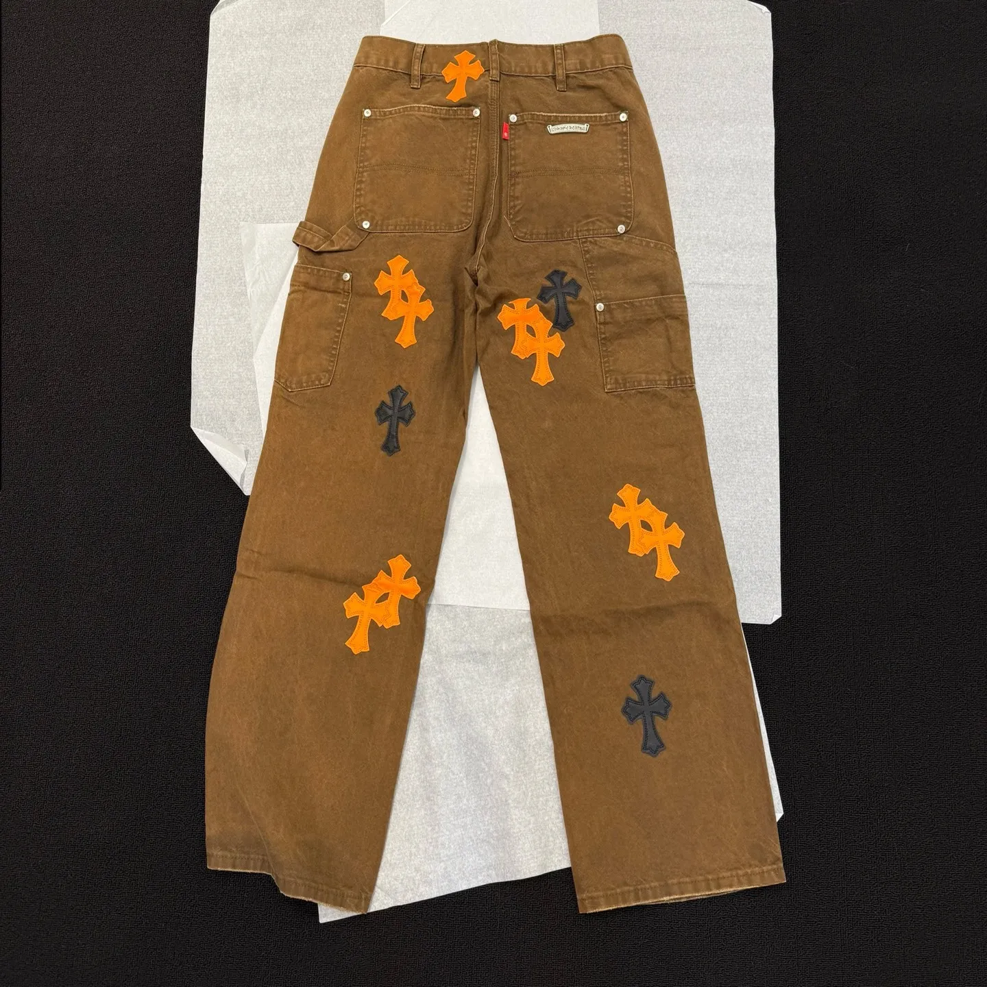 P310 Style number: D375 Chrome Hearts brown logging orange peel overalls. Heavy canvas material, double-layer fabric at the knees, multi-pocket design. Color #logging brown orange peel. Size #28-36 (s m l Waist 85 Hips 110 Length 106 Opening 21.5